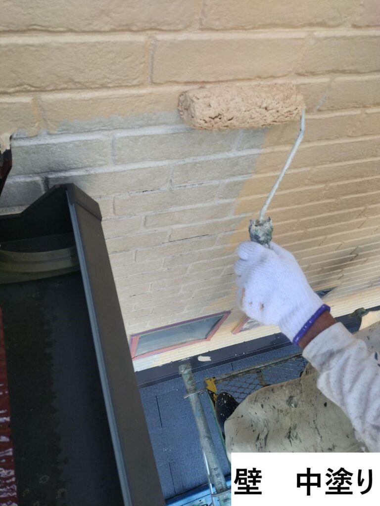 外壁の中塗りを行います。<br />
中塗りの段階で凹凸などのない平らでなめらかな下地をつくっておくことで、上塗りがきれいに塗れるため、より美しく仕上げることができます。